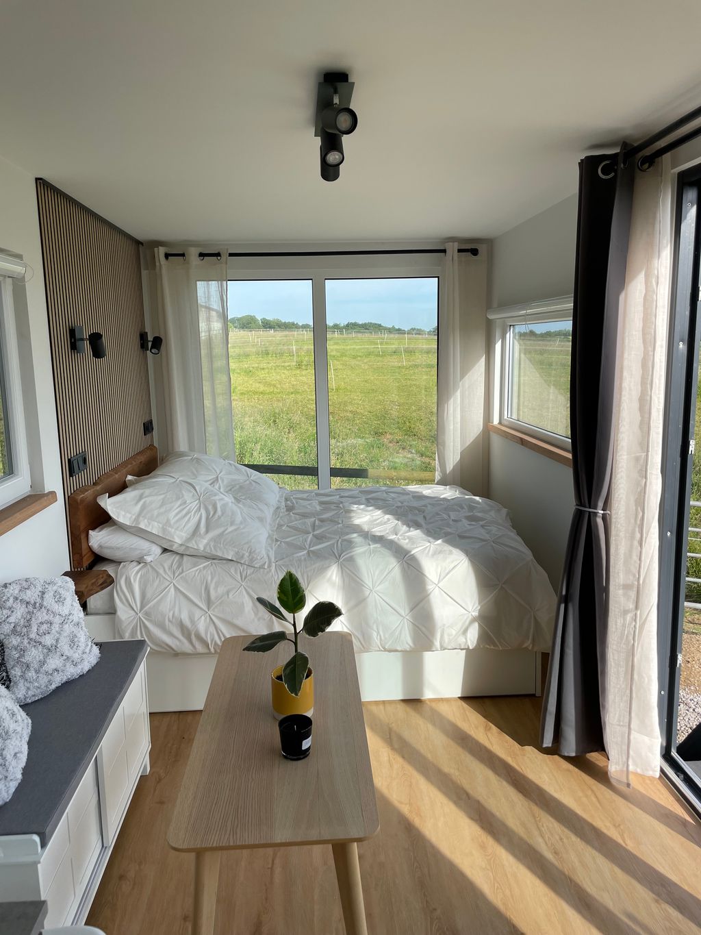 Container-Tinyhouse direkt neben der Pferdekoppel