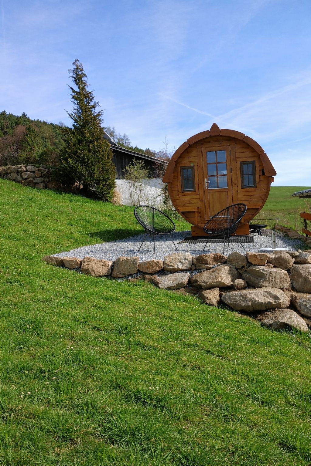 Un'esperienza di campeggio unica nel suo genere nel "barile-camera da letto"