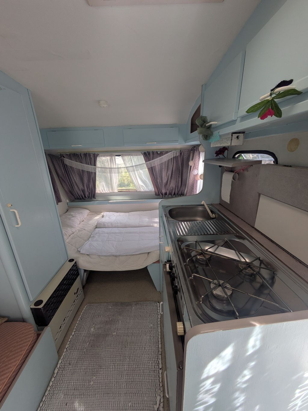 Gemütlicher kleiner Wohnwagen mit Meerblick