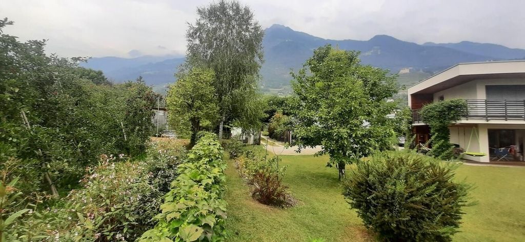 Parcela para autocaravanas en Merano junto al arroyo