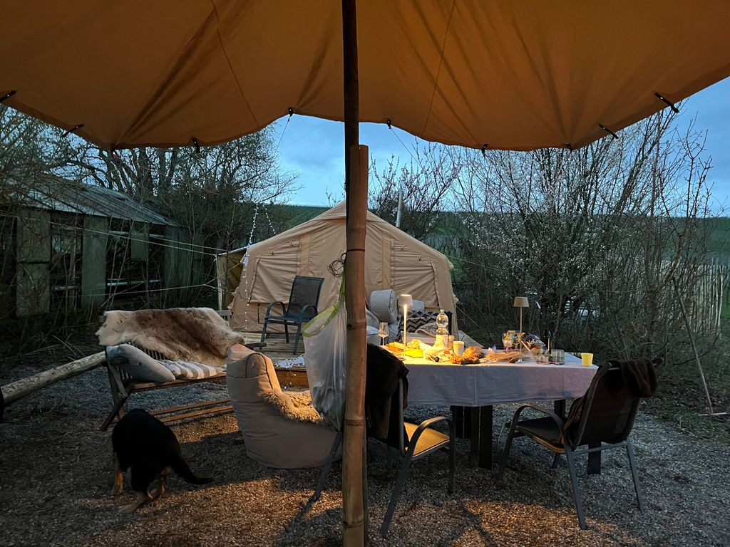 Rheingau-Idylle: Geräumiges Zelt in den Weinbergen