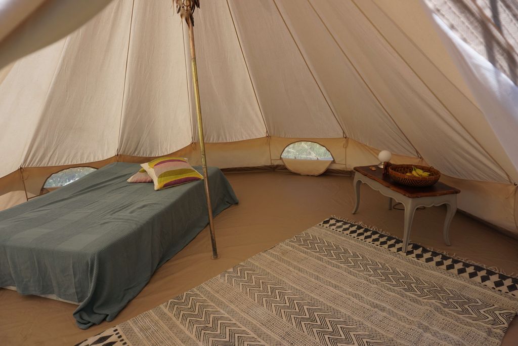 Glamping-Zelt in der Natur in der Nähe des Ozeans