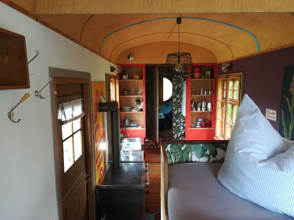 Casa minuscola nella Foresta della Franconia, proprio ai margini del bosco