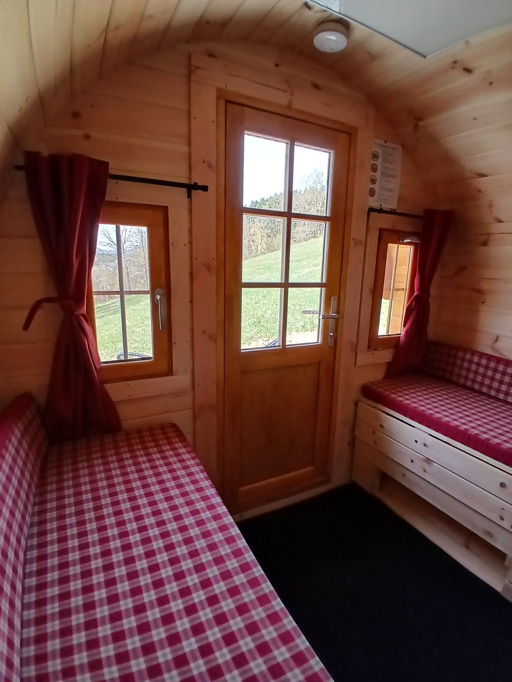 Un'esperienza di campeggio unica nel suo genere nel "barile-camera da letto"