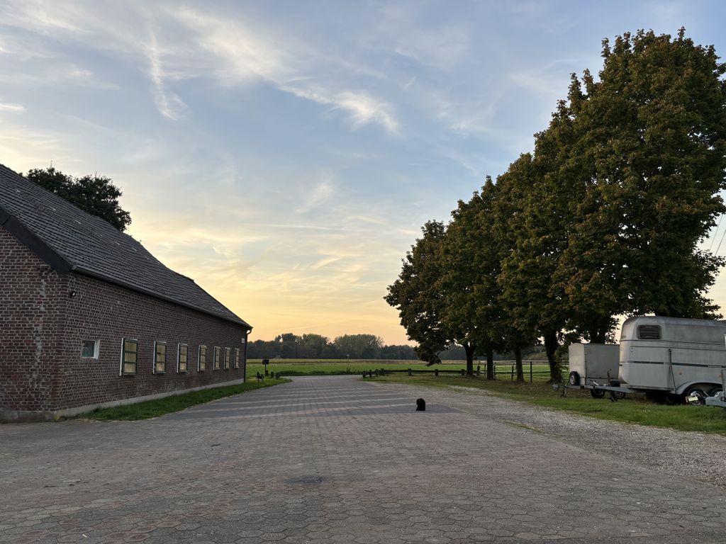 emplacement de camping à la campagne, près d'un centre équestre