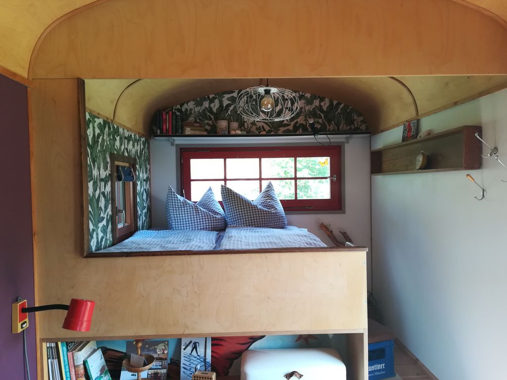 Casa minuscola nella Foresta della Franconia, proprio ai margini del bosco