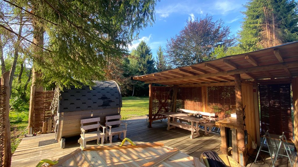 Terreno con aspecto de parque, con sauna y jacuzzi