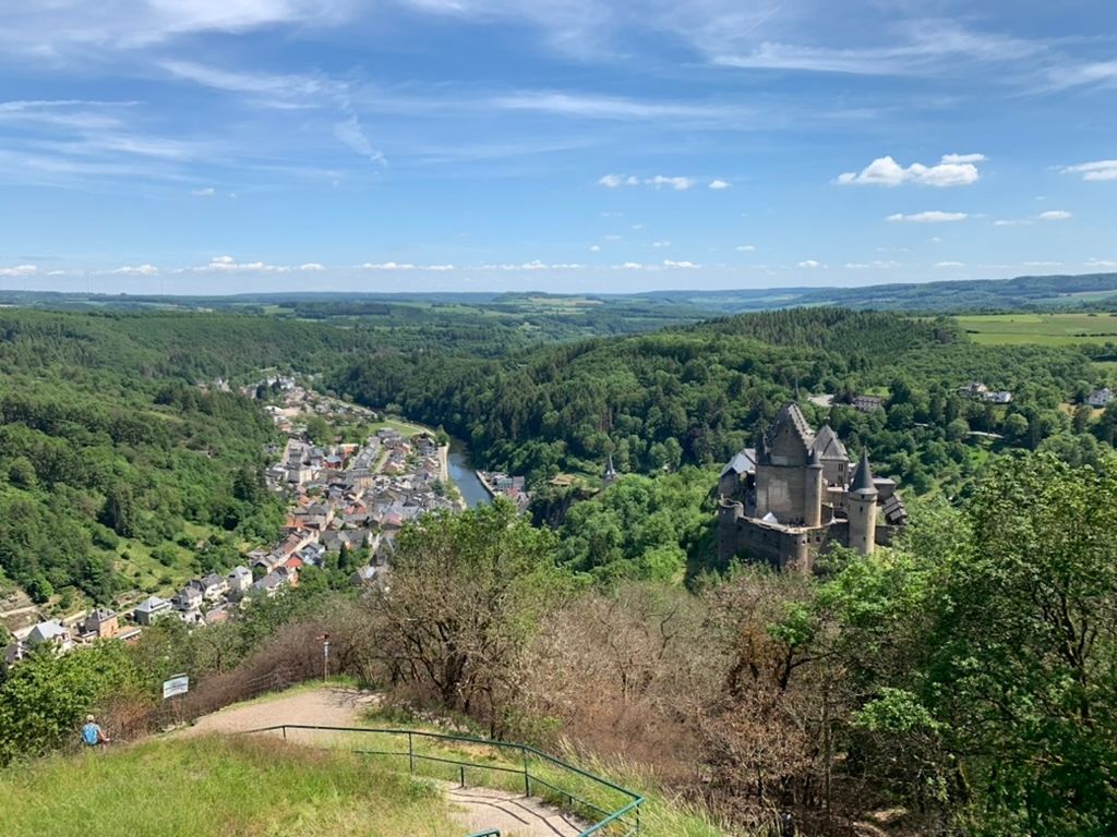 Mini campamento en una antigua granja con instalaciones sanitarias y electricidad