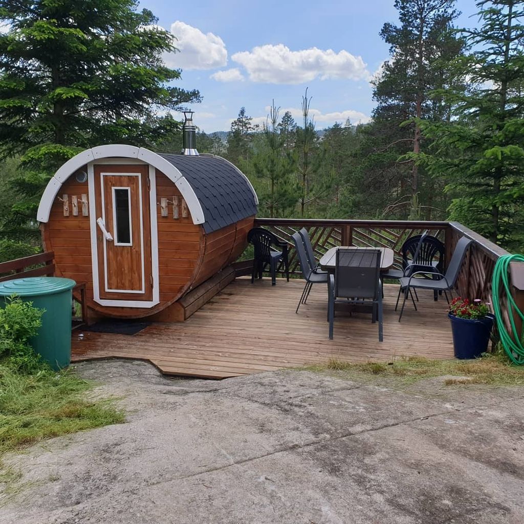 Accogliente chalet con sauna a botte e barca a remi. Si accettano cani
