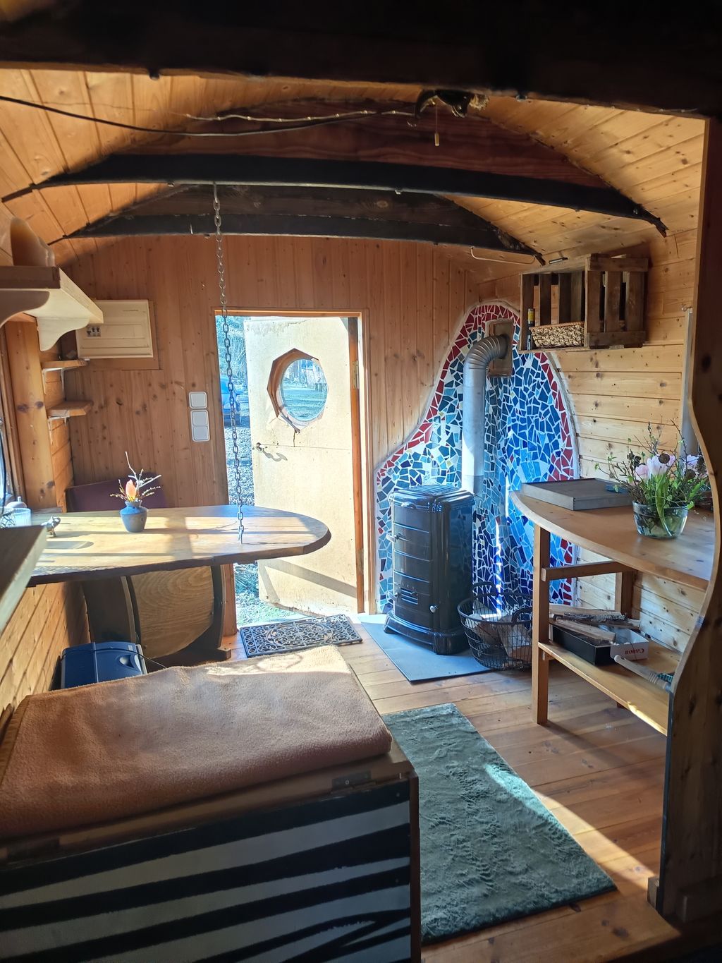 Rustikaler Bauwagen im Grünen 