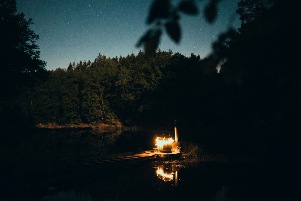 Acampar junto a un lago cristalino en el denso bosque del Palatinado