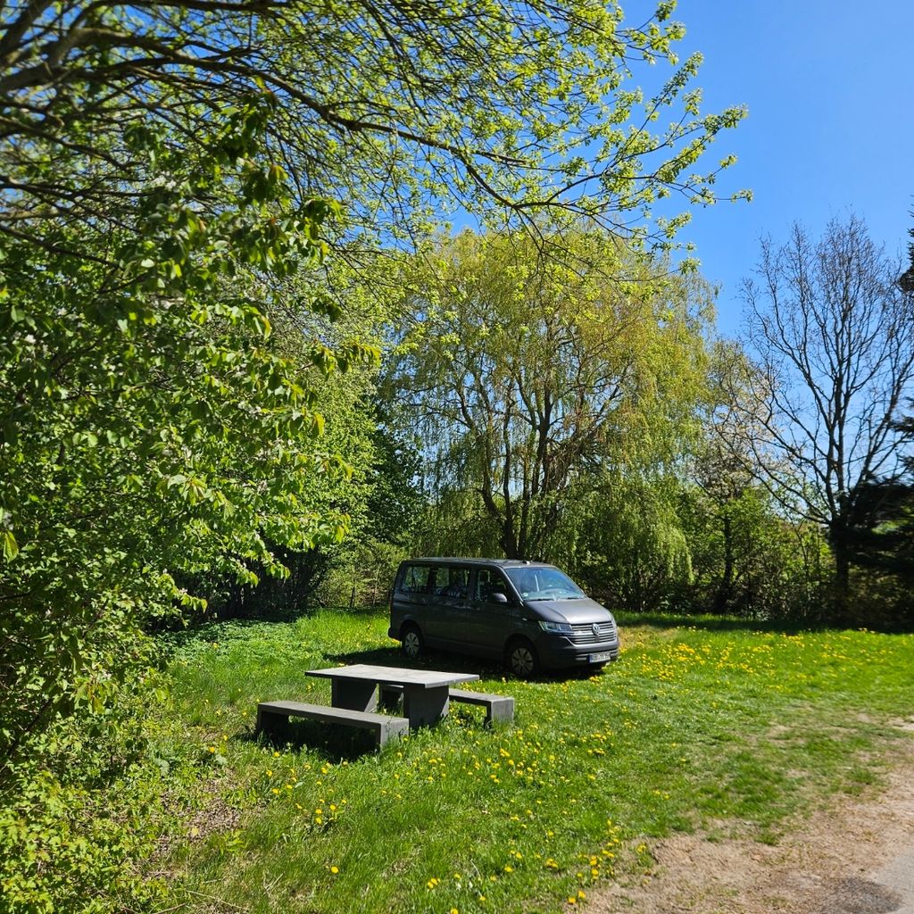 Entspannter Stellplatz nahe der Ostsee – im Grünen