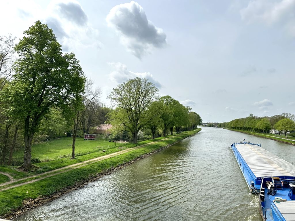 Tempo libero in un carro da circo sul canale di Münsterland