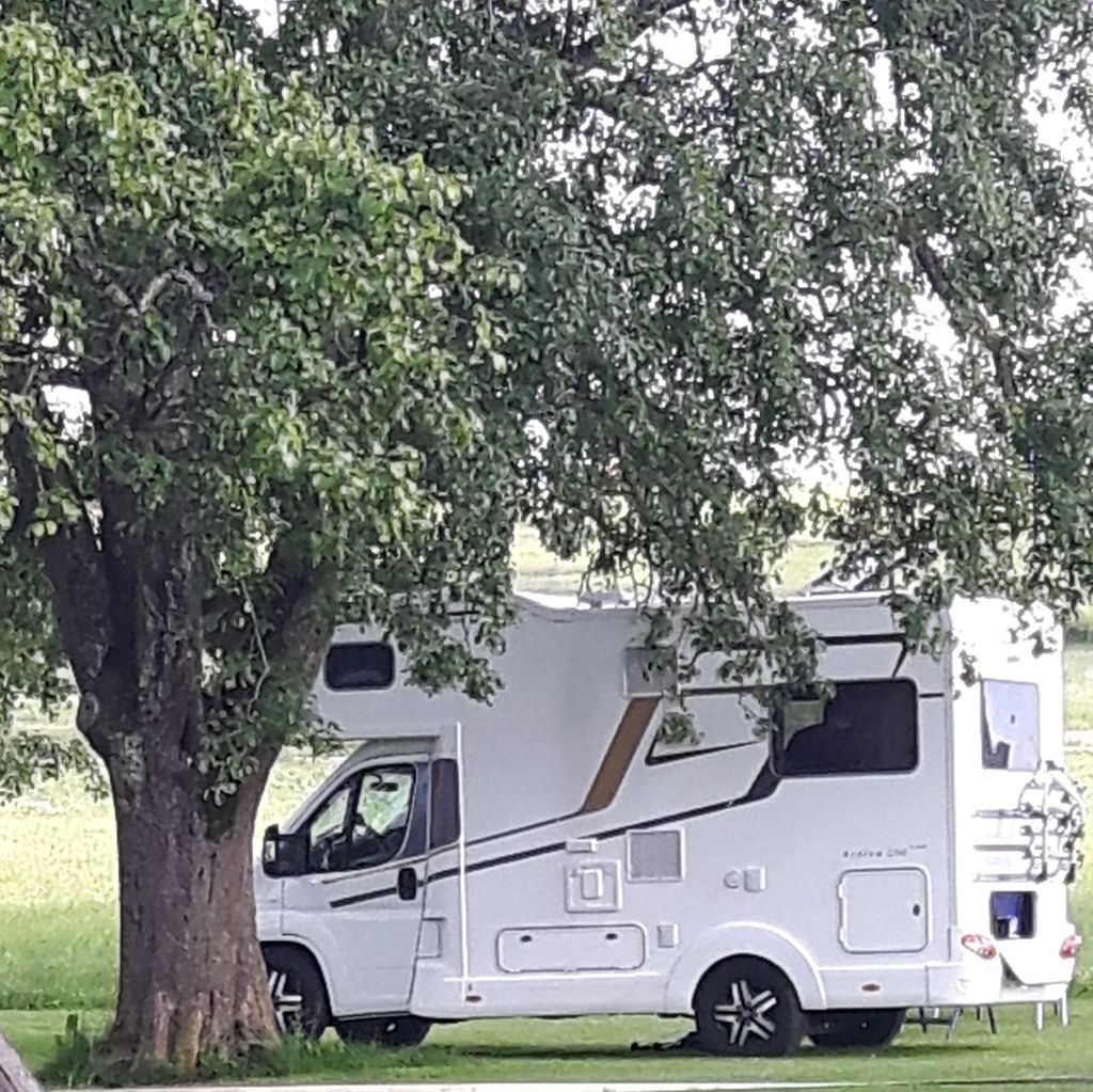 Acampar en una granja de vacaciones en el interior del Lago de Constanza