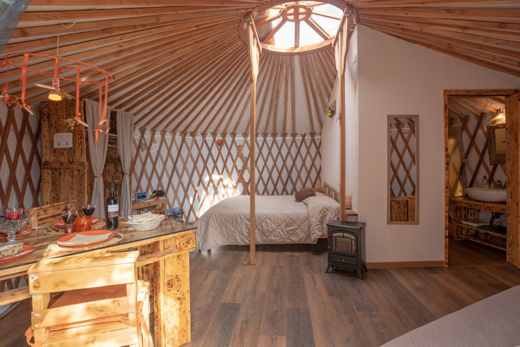 Yurta mongola romantica nella natura della Maremma