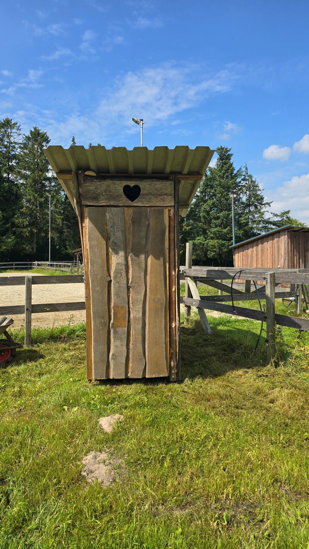 Rancho con caballos y ganado en el canal Ems-Jade