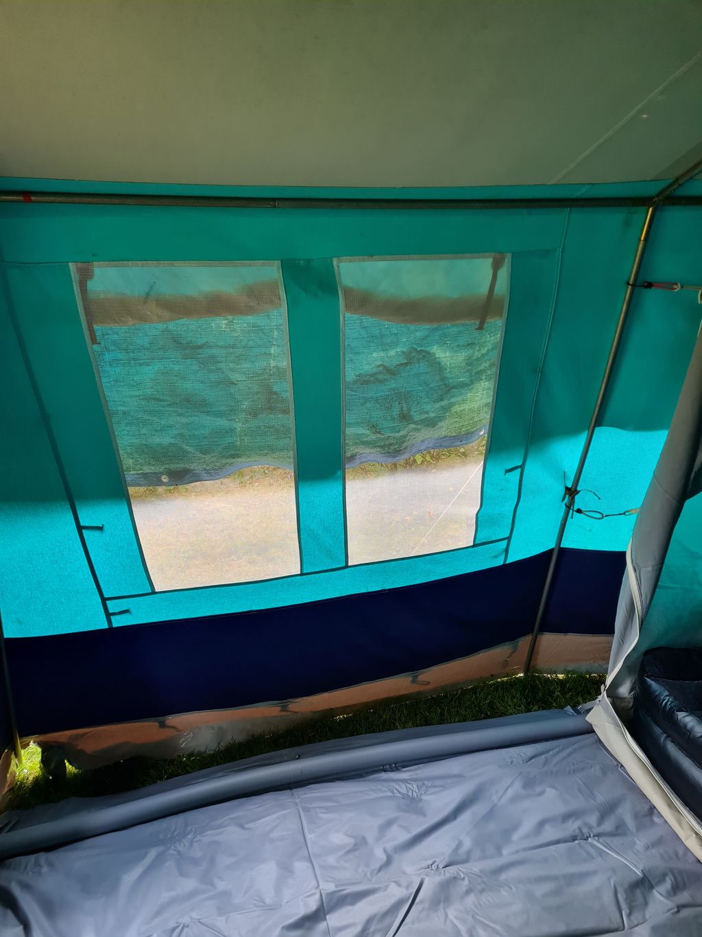 Camping sous tente dans la verdure