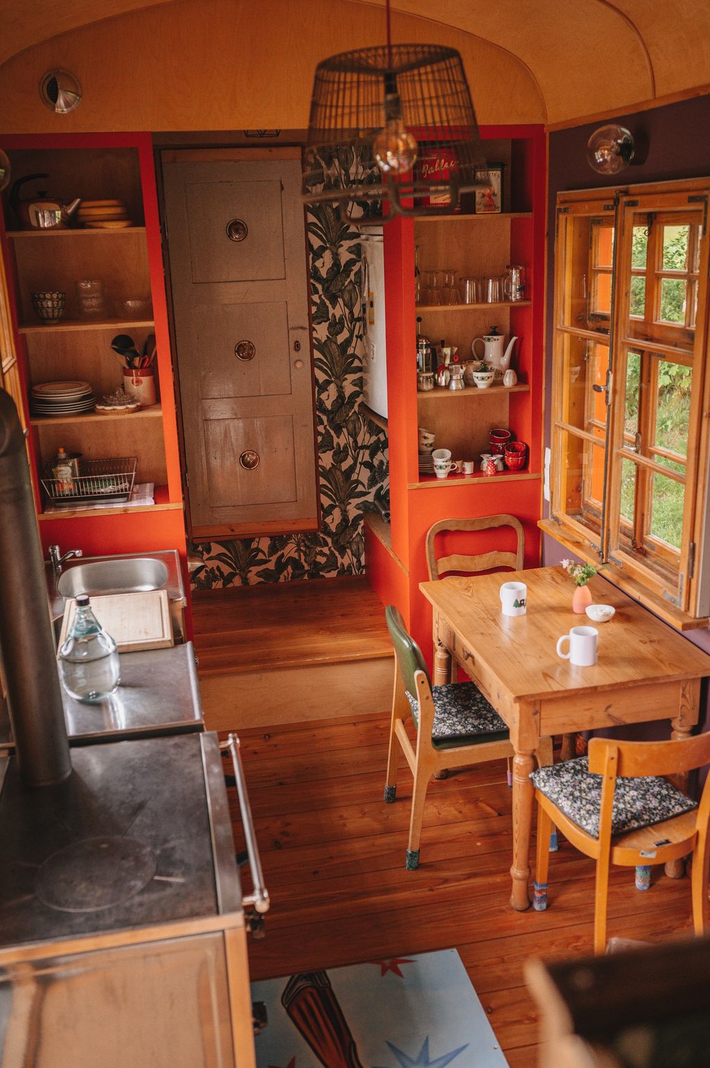 Casa minuscola nella Foresta della Franconia, proprio ai margini del bosco