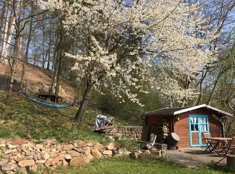Campamento con bañera de madera y terraza en el bosque, en el valle del Mulde