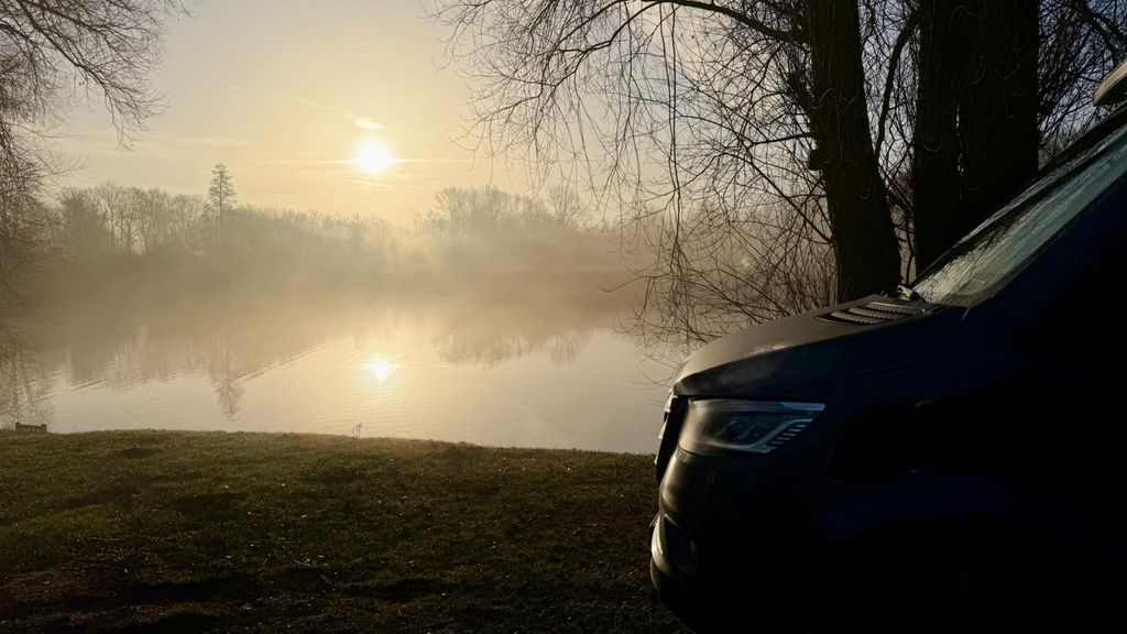 Piazzola direttamente sul lago con vasca idromassaggio