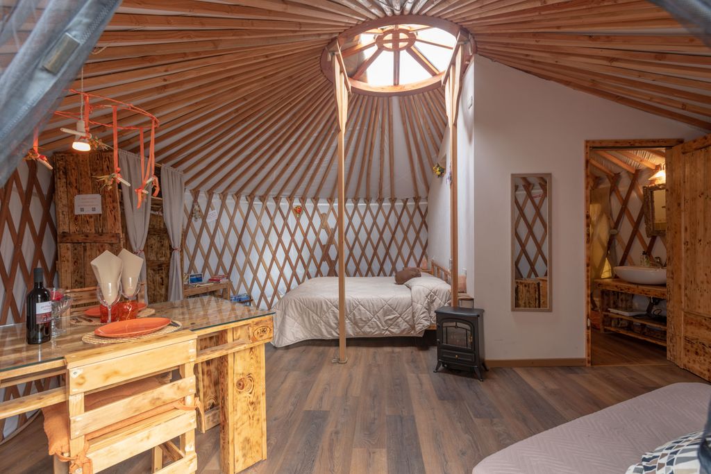 Yurta mongola romantica nella natura della Maremma