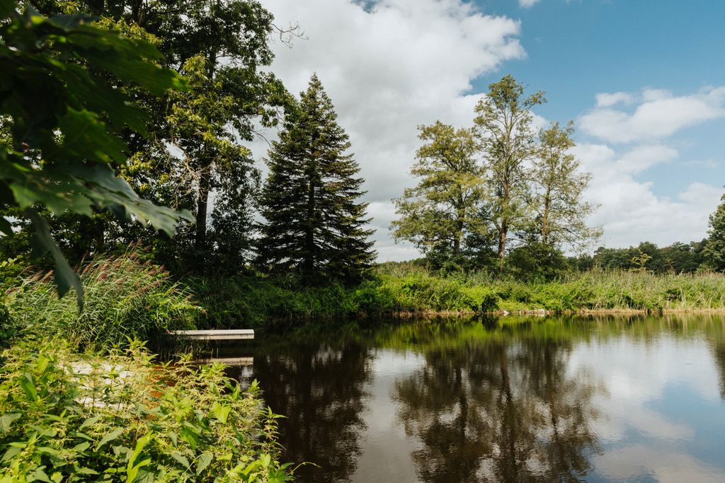 Camp zwischen Waldrand und Teich am Hof