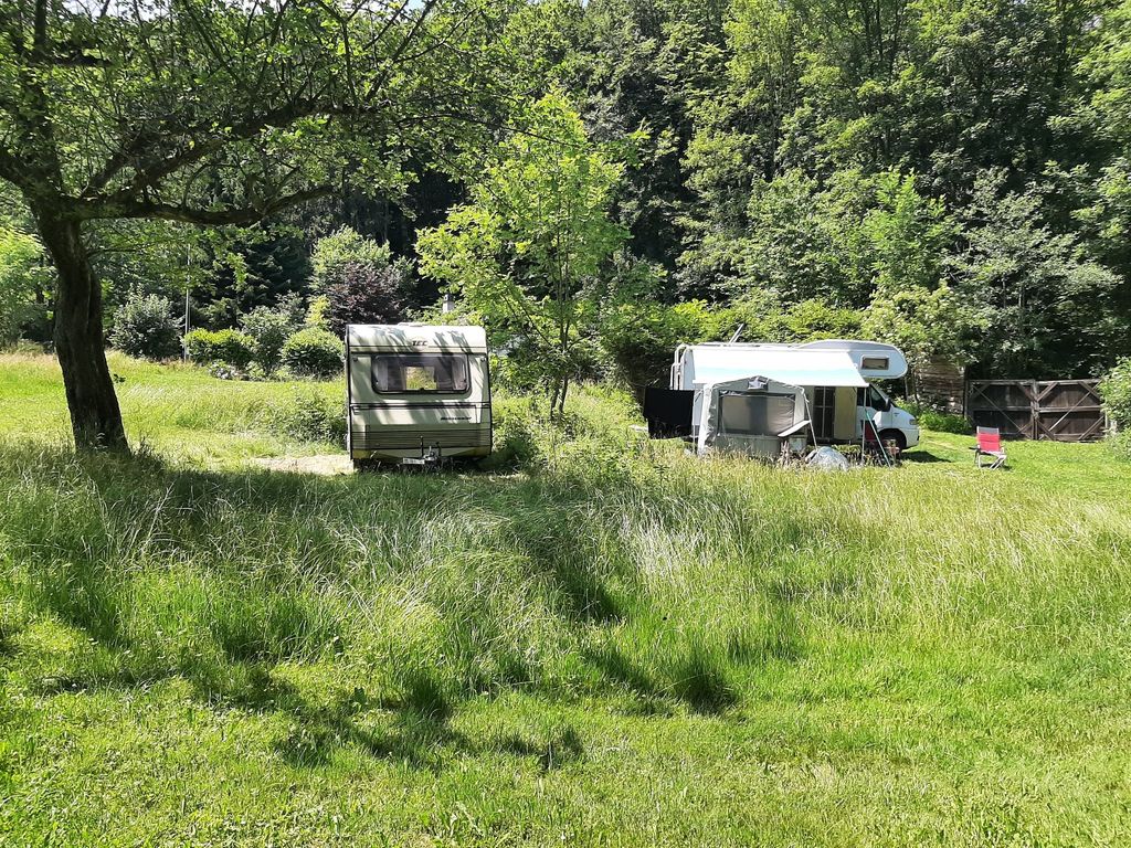 Naturismus auf Wiesengelände eines FKK Vereins