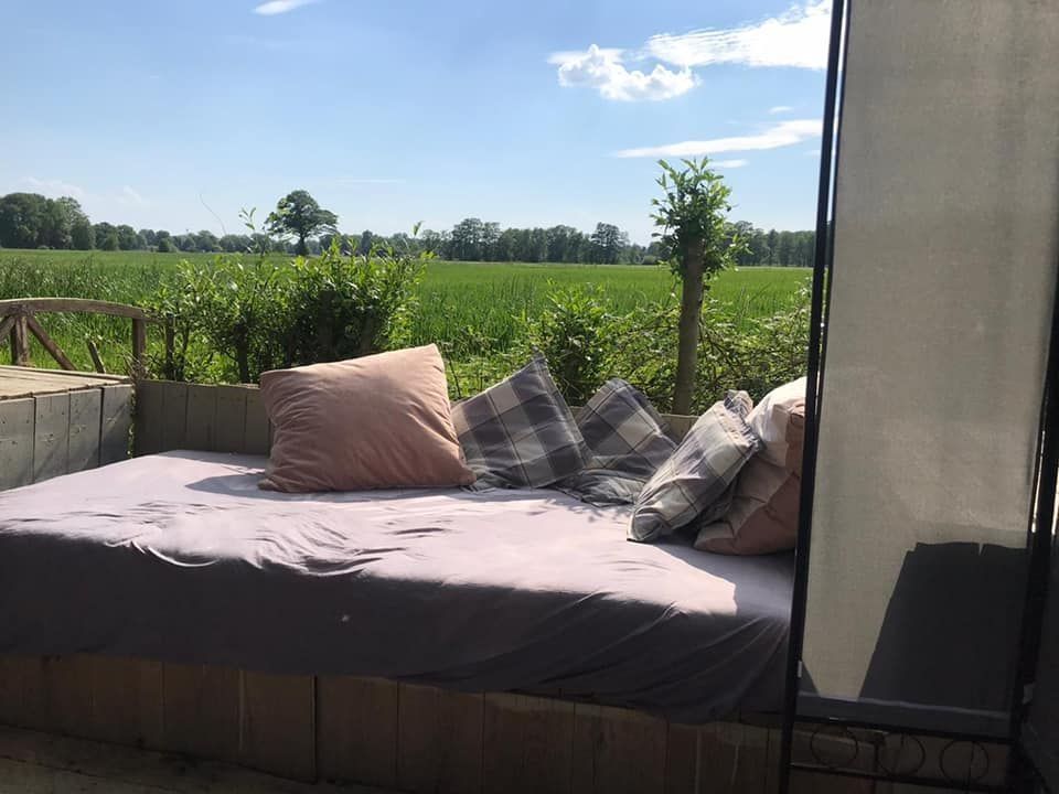 Nachtlager inmitten der Wiesen