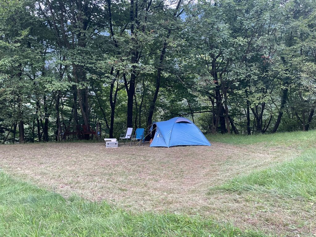 Camping in der Natur auf einem kleinen Bauernhof.