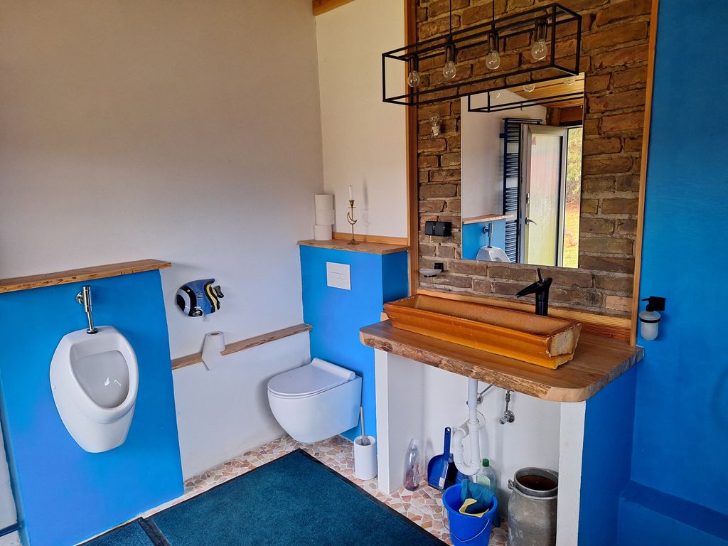Une tiny-house "ab-hang" à la campagne, à côté d'animaux