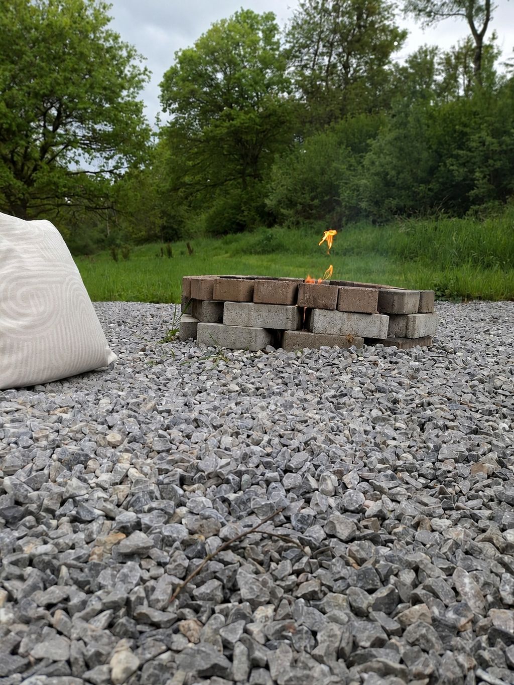 Une idylle dans le Westerwald : un terrain de camping au bord d'un ruisseau 