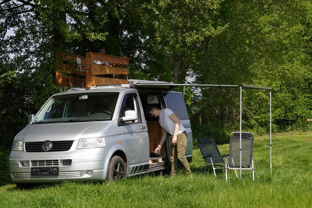 Pitch at the donkey meadow with high seat