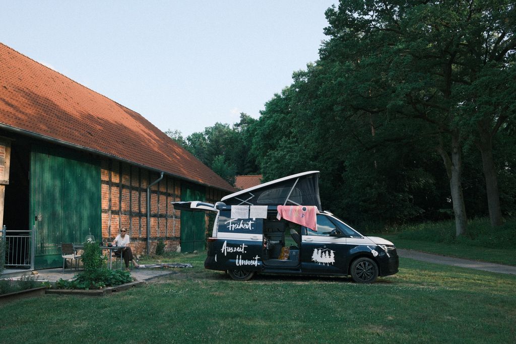 Nature Camping in the Heidekreis: Campsite by the Pond