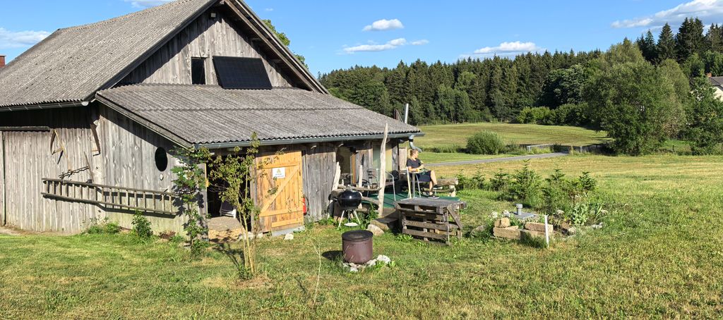At the Sonnensteg, you stand high above it all, supported by the ancient granite rocks deep beneath the earth. Above you, forests and meadows rustle, and dragonflies shimmer in the light.