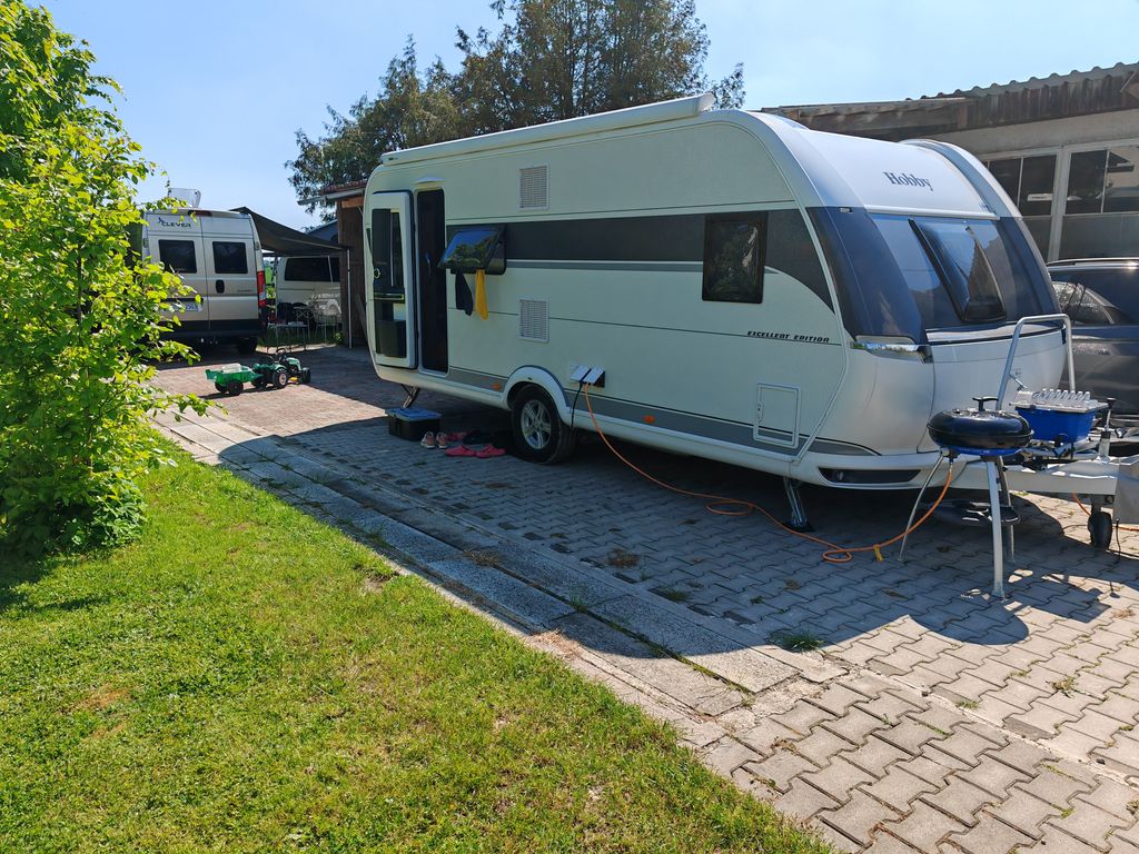 Camping auf dem Bauernhof mit Tieren und Fluss