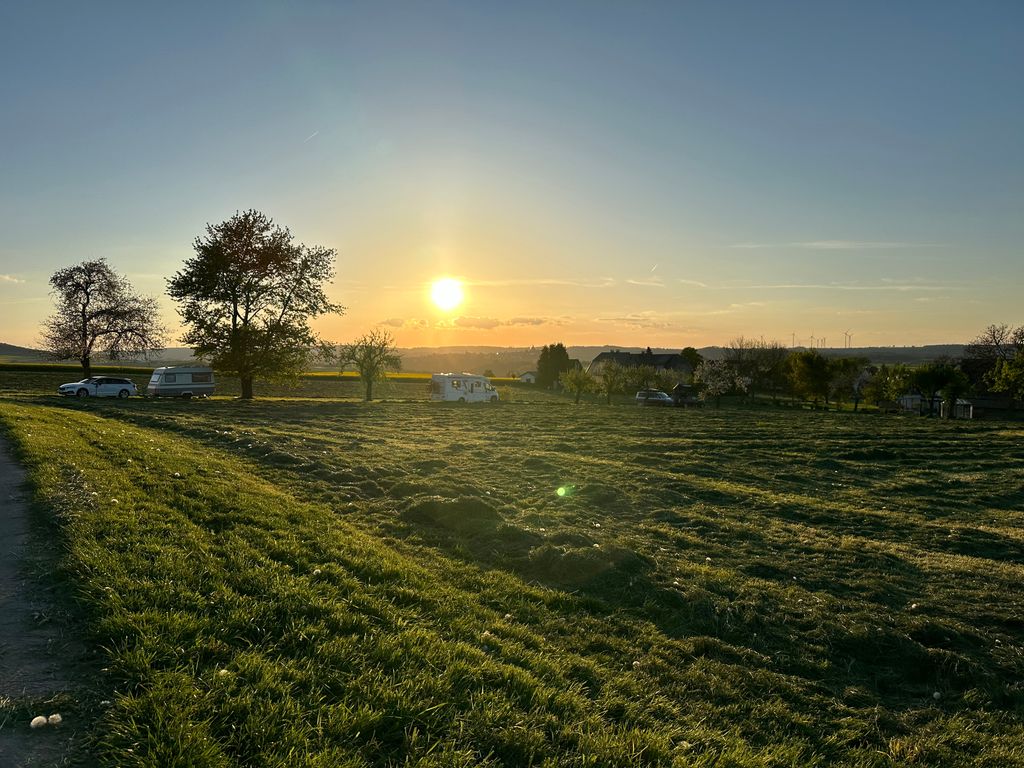 Stellplatz am Ortsrand mit weitläufigem Blick