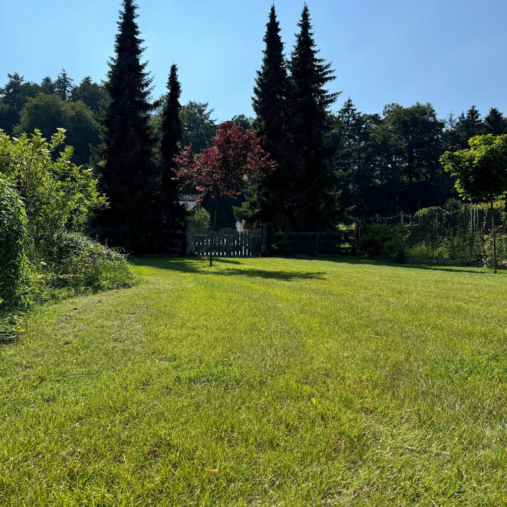 Mini campamento en una antigua granja con instalaciones sanitarias y electricidad