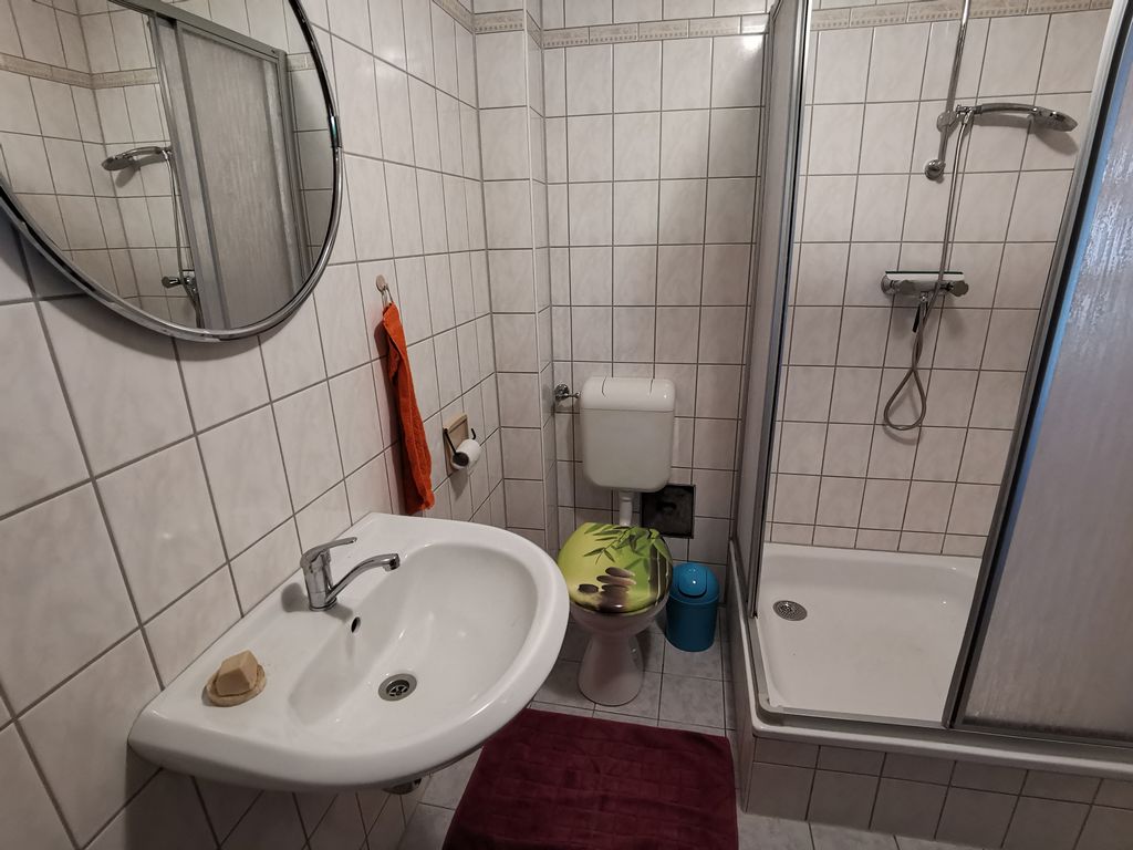 La salle de bains des invités, avec douche et WC