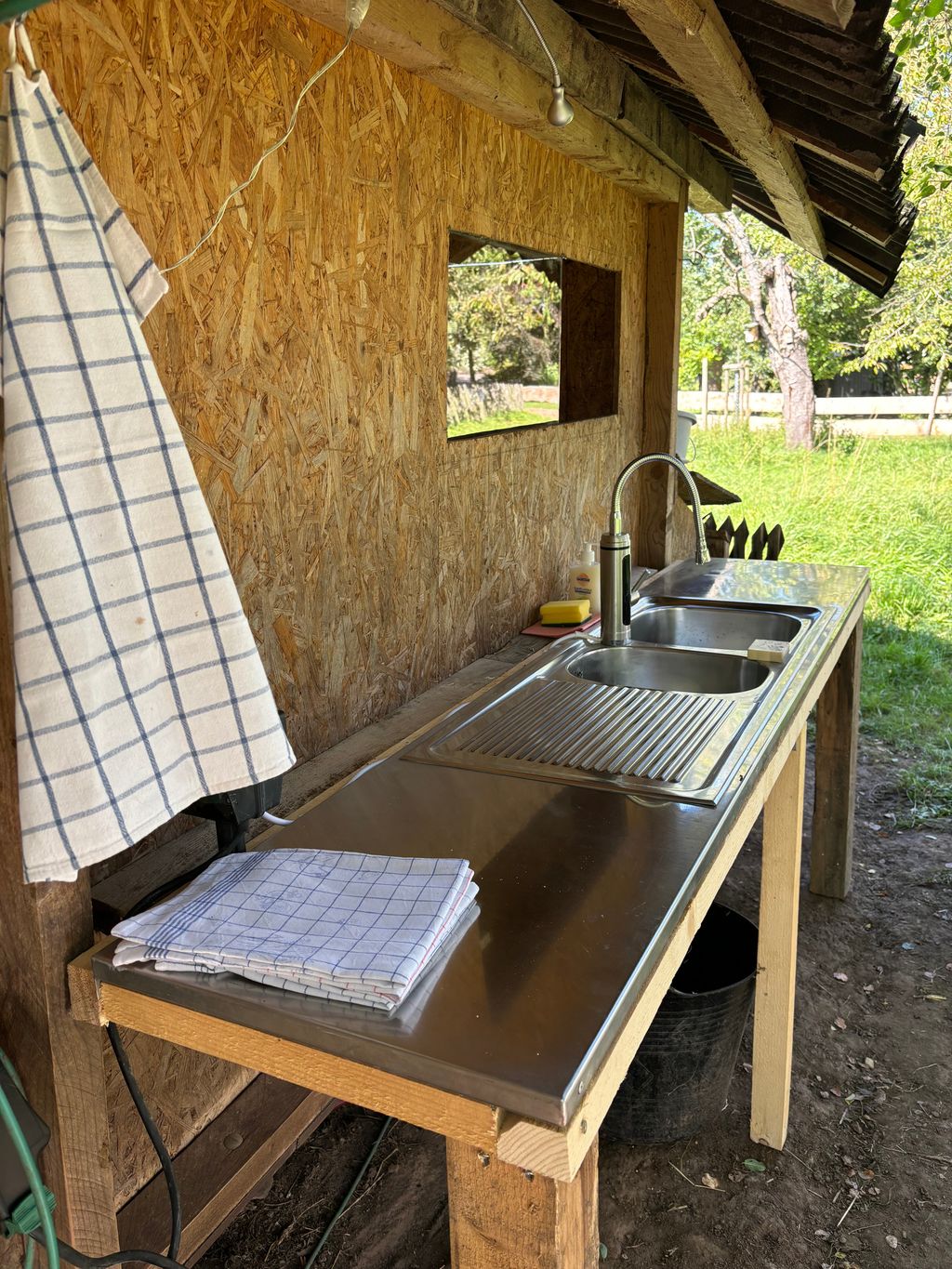 Campen auf der Streuobstwiese neben den Schafen