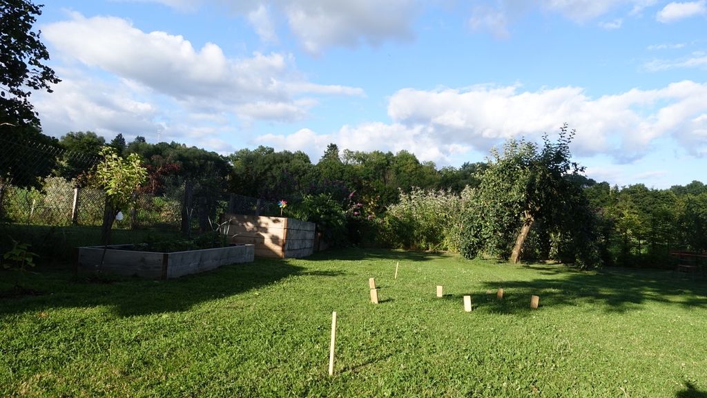 Mini campamento en una antigua granja con instalaciones sanitarias y electricidad