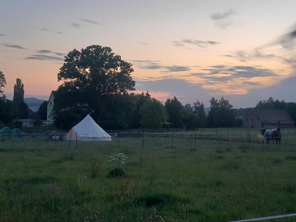 Glockenzelt an der Pferdekoppel mit Gebirgsblick