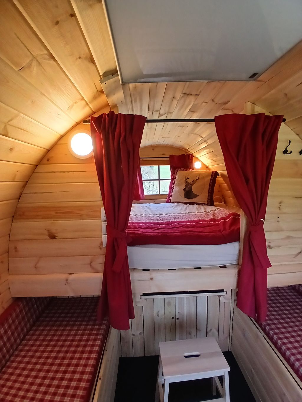 Un'esperienza di campeggio unica nel suo genere nel "barile-camera da letto"