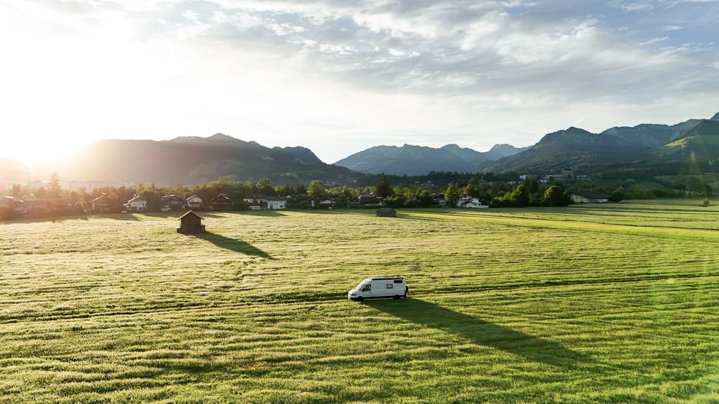 Bergpanorama zwischen Feldern und Wiesenweg