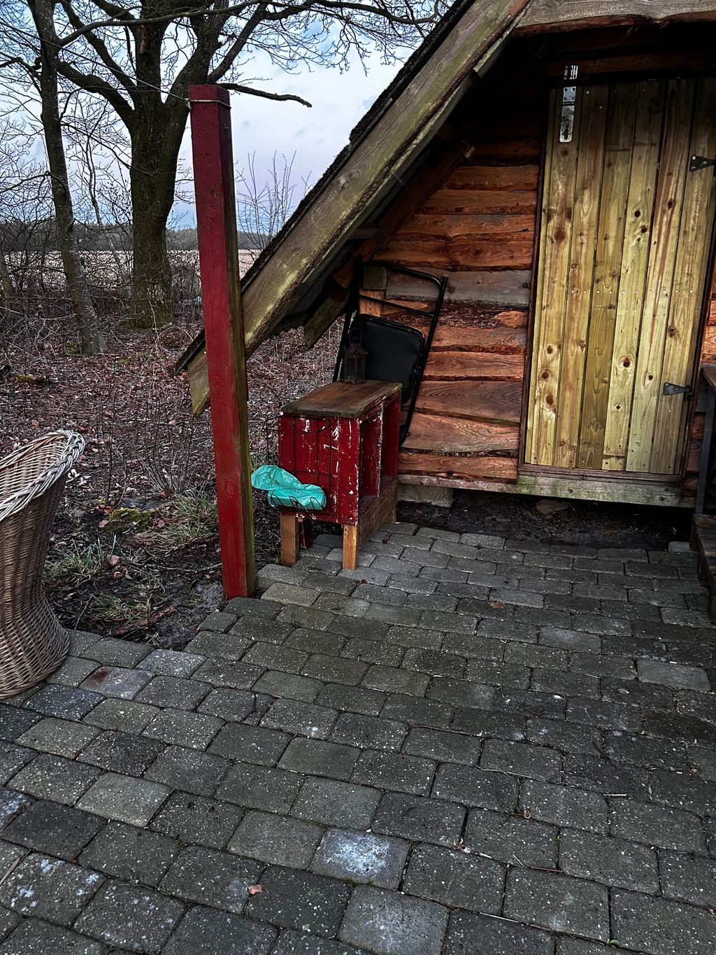 A cozy off-grid retreat in the woods