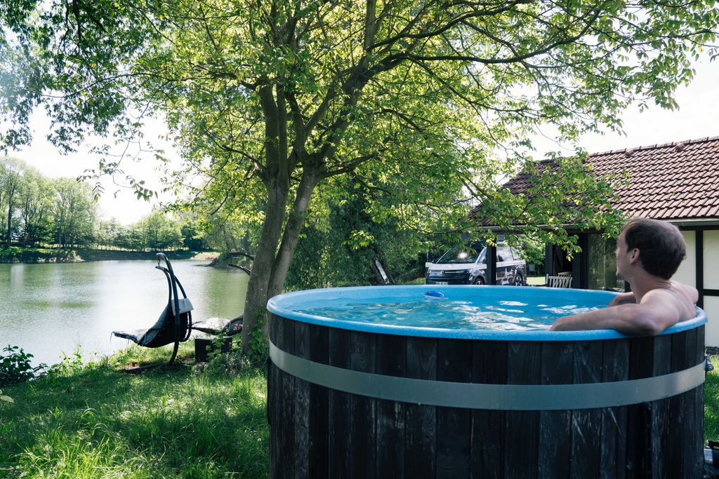 Stellplatz direkt am See mit Hot Tub