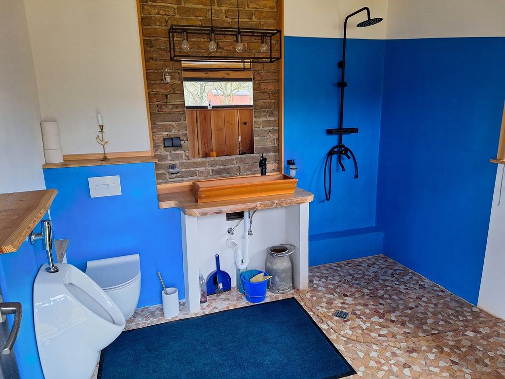 Une tiny-house "ab-hang" à la campagne, à côté d'animaux