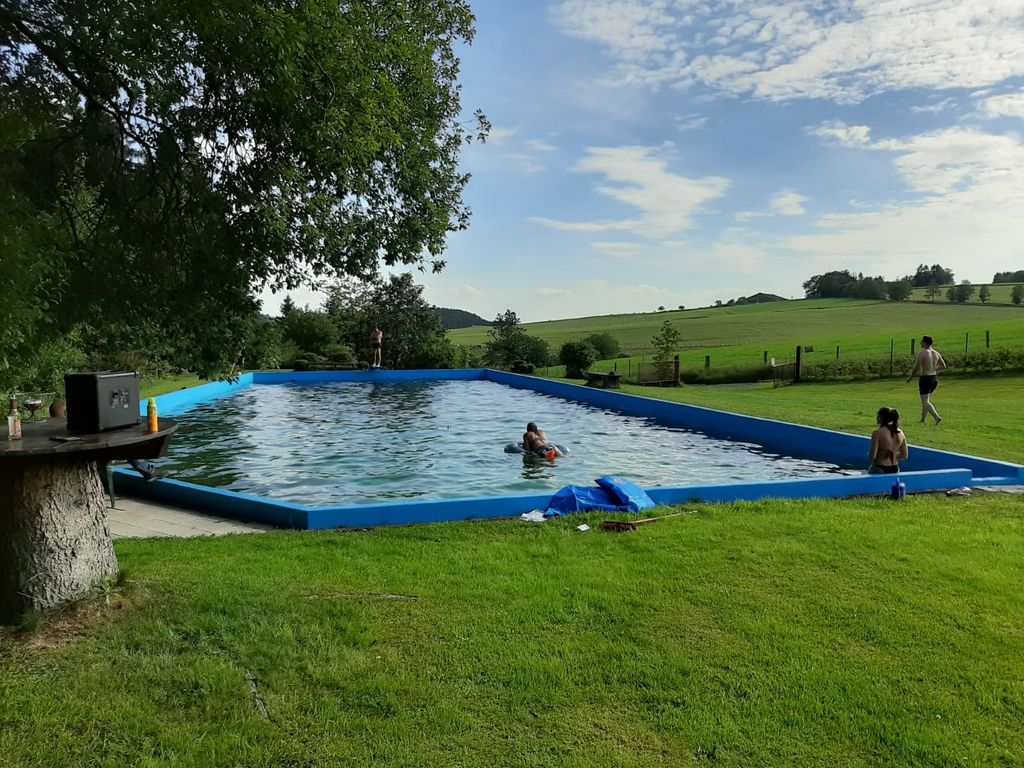 Campeggio presso la piscina naturale in mezzo alla foresta