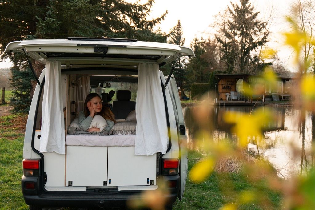 Le héron et le lièvre se disent "bonne nuit".