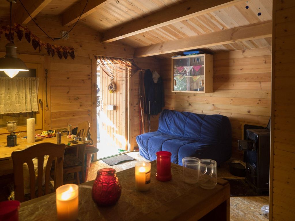 Cabane idyllique en rondins de bois