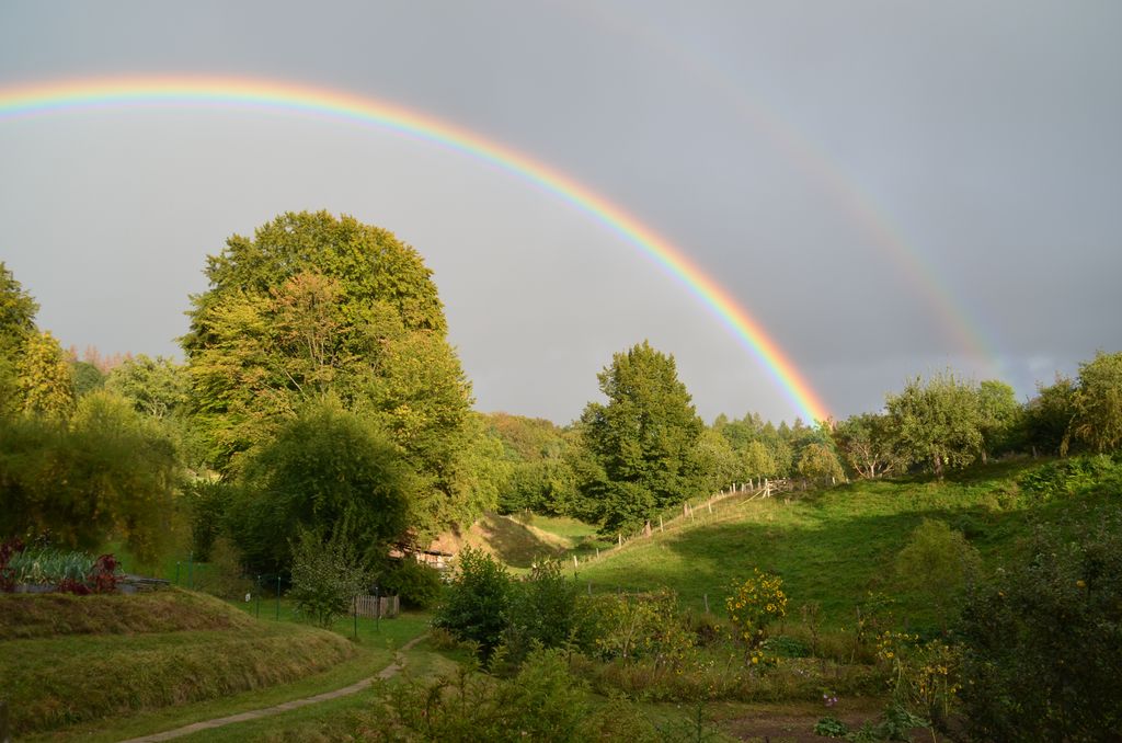 Good things are so close - °round tent° in the countryside